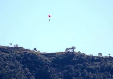 भारतिय राष्ट्रपति मुखर्जी पोखरा नआउँदै बेलुनमा कालो झण्डा उडाएर बिरोध