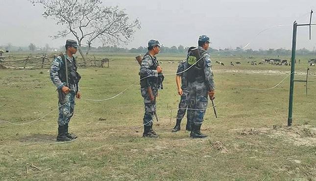 नेपाल भारत सिमामा तार लगाउन सुरु , भारतिय सेनाको अवरोधमा स्थानियको प्रतिकार