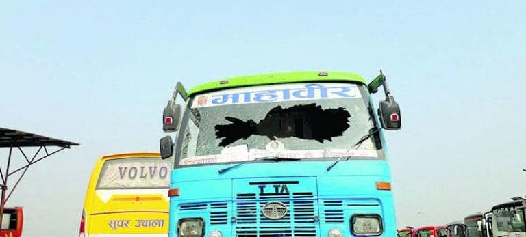 बन्दको दोस्रो दिन : तराई मधेसको जनजीवन कष्टकर ,झडपमा प्रहरी जवान घाइते