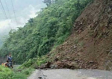 मुग्लिन नारायणगढ सडकखण्डमा भीषण पहिरो,दुई प्रहरीको मृत्यु, दुई बेपत्ता