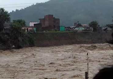 विवाहको भोजमा गएर फर्किदै गरेको जिप बाढीले बगायो