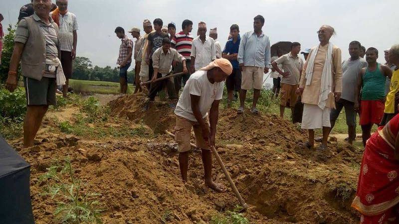 प्रहरीले रोक्दा रोक्दै  स्थानीयले भत्काइदिए भारत सीमाको बाँध