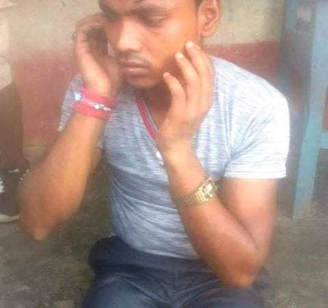 स्याङ्जामा ब्याउने बाख्रालाई जबरजस्ती गर्दै गर्दा भारतीय नागरिक