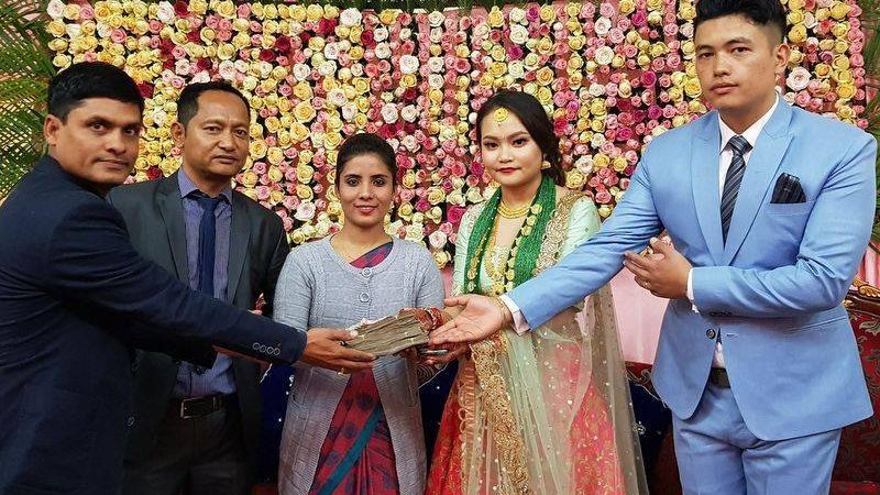सलाम नवदम्पत्तीलाई ! विवाहमा जम्मा भएको दक्षिणा मानवसेवा आश्रमलाई