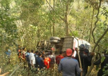 सिन्धुपाल्चोकमा बस दुर्घटना, तीन जनाको मृत्यु