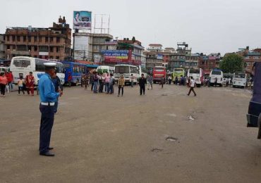 यातायात व्यवसायीका गाडी खोसेर सुरक्षाकर्मीले चलाउने