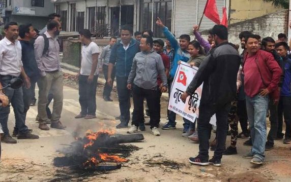 नेविसंघले प्रधानमन्त्री ओलीको पुत्ला जलायो