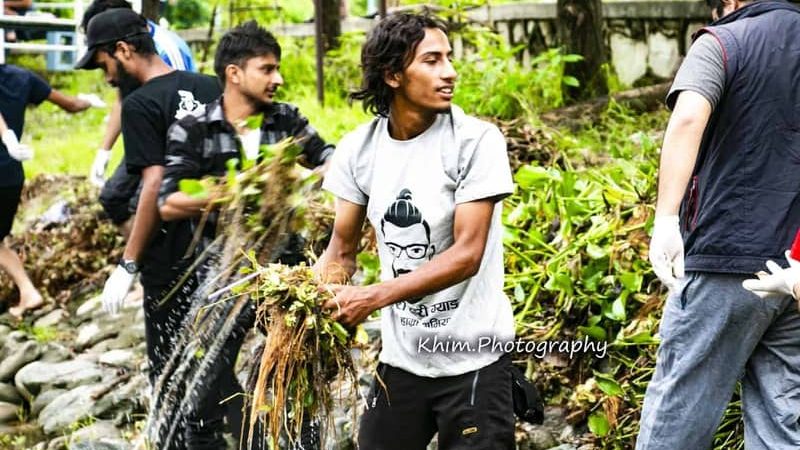 दारी ग्याङ पोखराले फेवातालको जलकुम्भी झार निकाल्यो (फोटो फिचर)