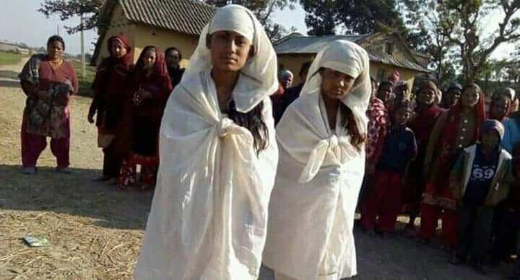 ताेडिदै सामाजिक मान्यता : आमाको किरिया गर्दै दुई छोरी