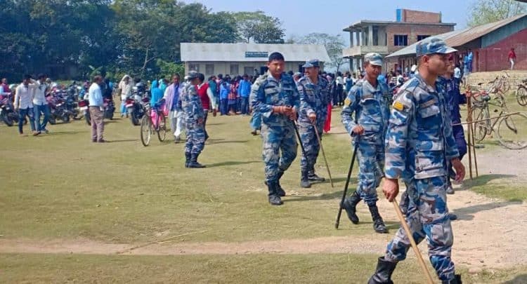 शिक्षकले नै विद्यालयमा खुकुरी देखाए