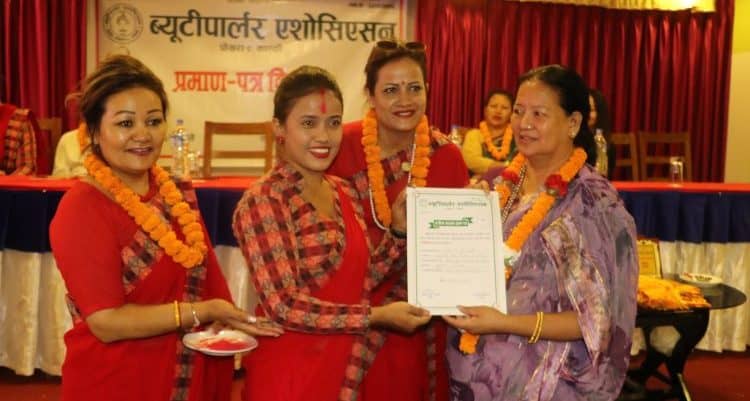 ब्युटी पार्लर व्यावसायीलाई प्रमाणपत्र