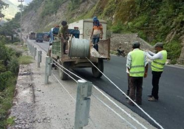 नारायणगढ–मुग्लिन सडकमा केवल बेरियरले दुई ट्रक जोगायो