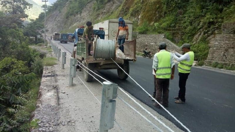 नारायणगढ–मुग्लिन सडकमा केवल बेरियरले दुई ट्रक जोगायो