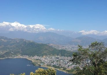 पोखरामा रहेका पर्यटकलाई श्री एयर र पर्यटक बसबाट काठमाडौँ लैजाँदै