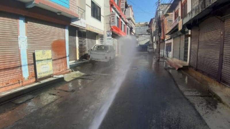 कोरोना भाइरसका कीटाणु हटाउन गोकर्णेश्वरमा ‘क्लोरिन स्प्रे’