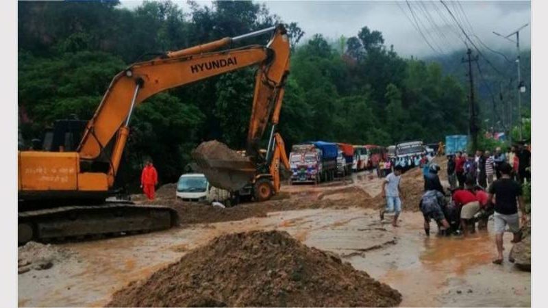 पहिरोका कारण बन्द पृथ्वी राजमार्ग खुल्यो