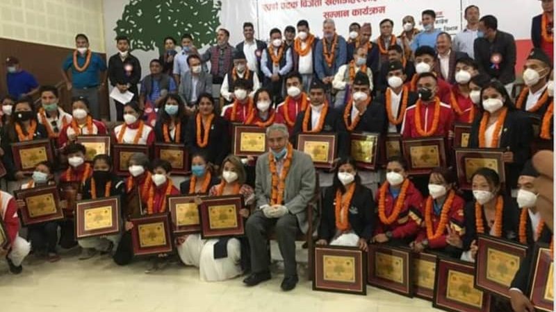सागको स्वर्ण पदक बिजेता खेलाडीलाई नेपाली कांग्रेसले गर्यो सम्मान