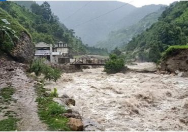 बुढीगंगाको बाढीले झोलुङ्गे पुलनै बगायो, बस्तीहरु जोखीममा