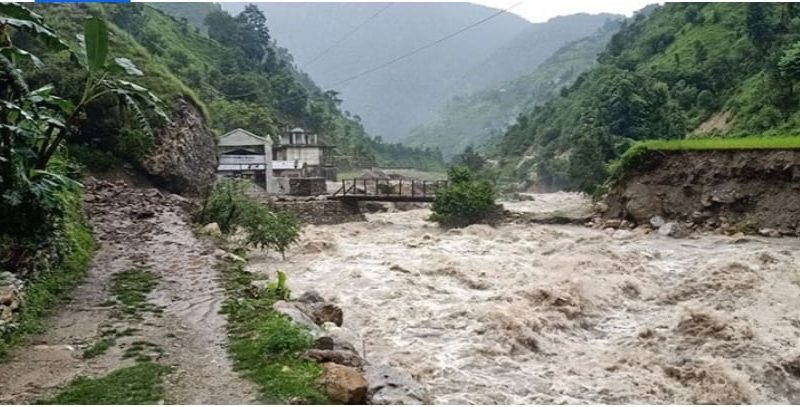 बुढीगंगाको बाढीले झोलुङ्गे पुलनै बगायो, बस्तीहरु जोखीममा