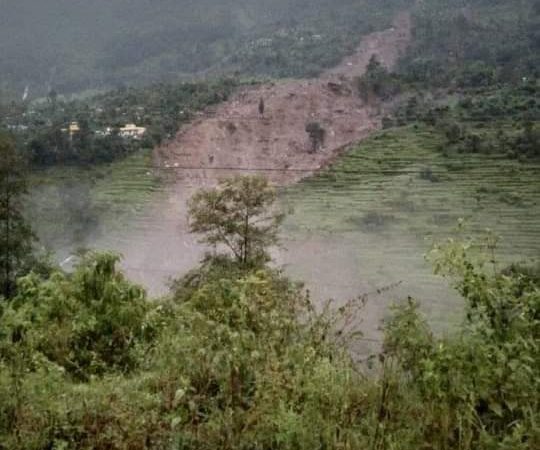 सिन्धुपाल्चोकमा फेरि पहिरो, १८ घर पुरियो, बिस्तृत बिवरण आउन बाँकी